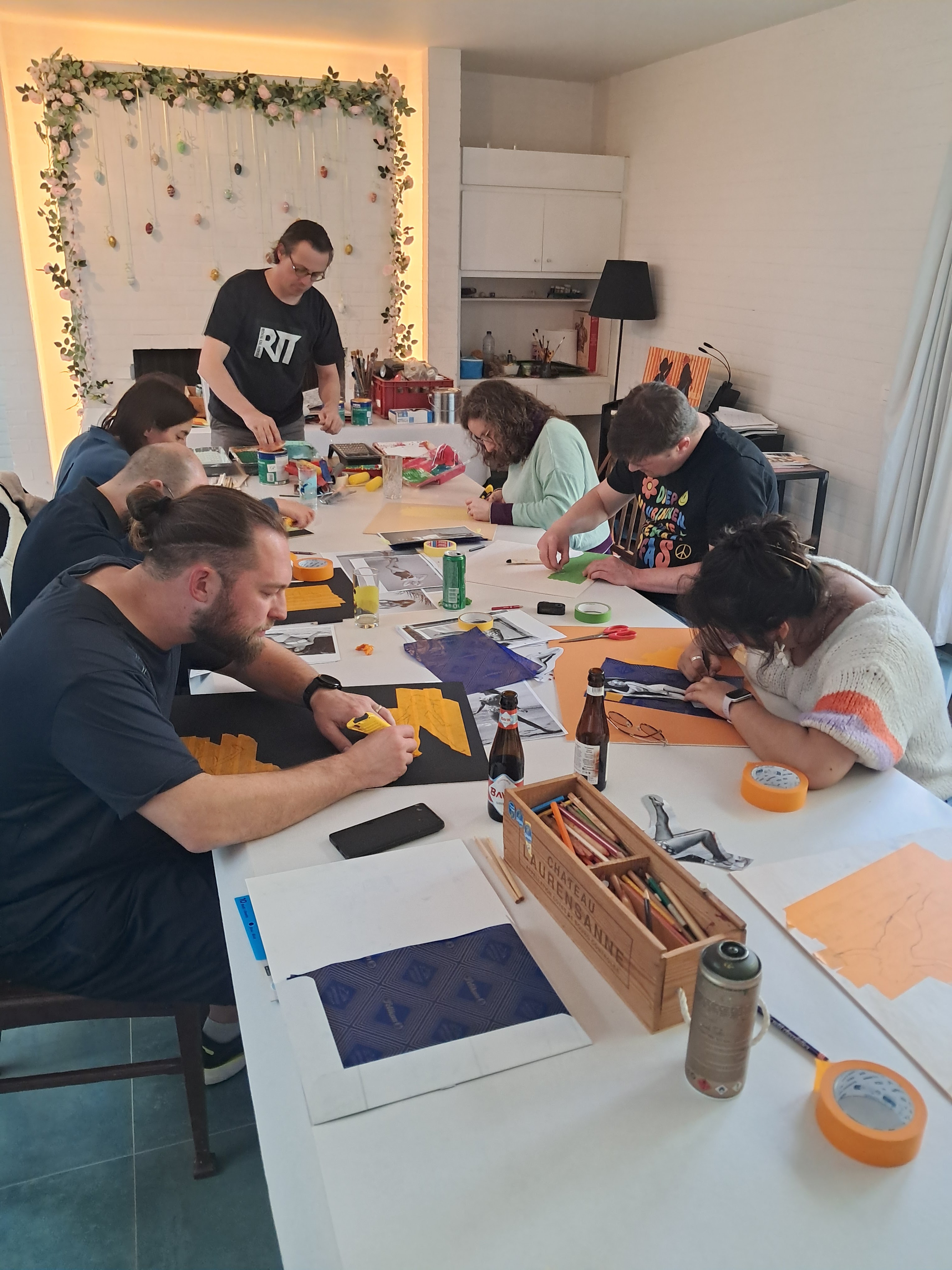 Deelnemers tijdens de Sip & Paint-workshop